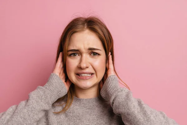 Ginger Displeased Woman Looking Camera While Covering Her Ears Isolated — 스톡 사진