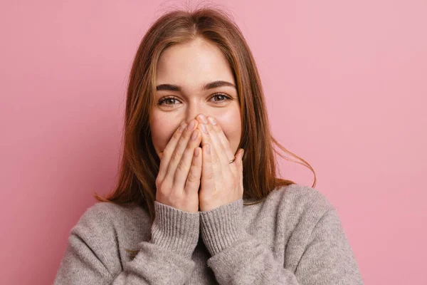 Joven Pelirroja Feliz Mujer Mirando Cámara Mientras Cubre Boca Aislada — Foto de Stock