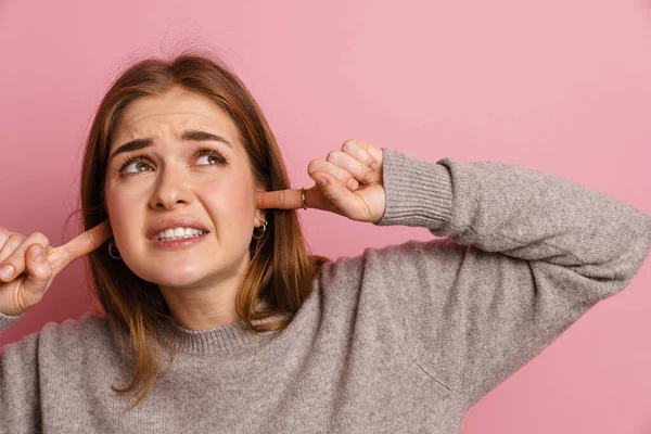 Ginger Displeased Woman Looking Upward Plugging Her Ears Isolated Pink — 스톡 사진