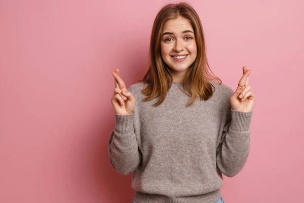 Gingembre Femme Heureuse Posant Avec Les Doigts Croisés Pour Bonne — Photo