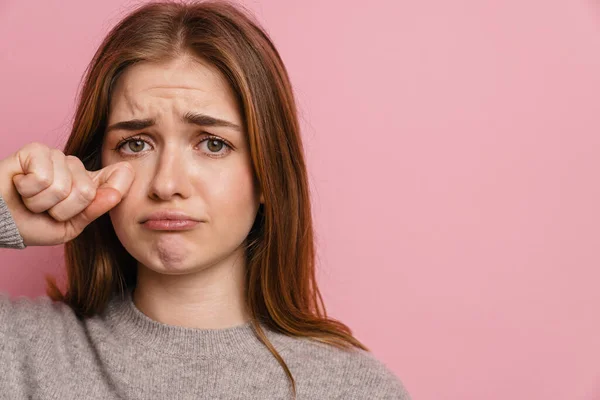 Junge Ingwerwerin Verärgert Frau Weint Und Wischt Ihre Tränen Isoliert — Stockfoto