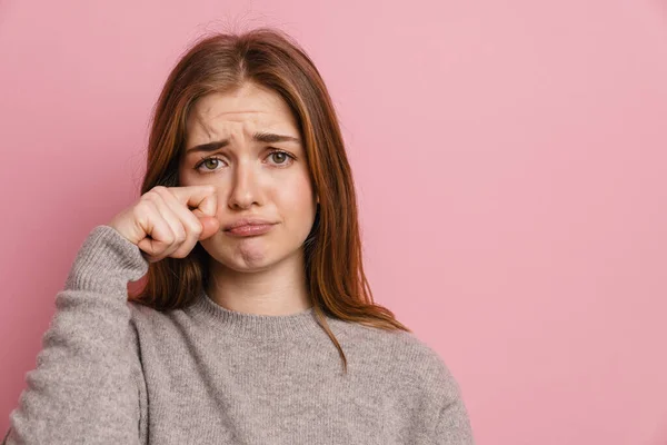 Jong Gember Boos Vrouw Huilen Vegen Haar Tranen Geïsoleerd Roze — Stockfoto