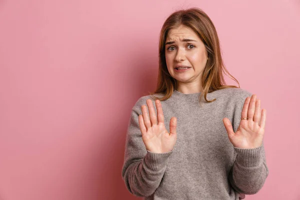 Ingwer Verärgert Frau Zeigt Stop Geste Vor Kamera Isoliert Über — Stockfoto