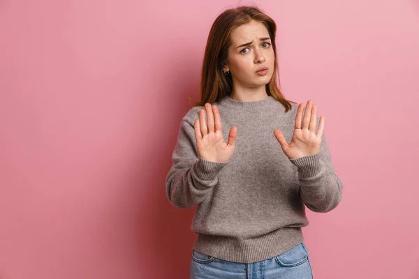 Ingefära Missnöjd Kvinna Visar Stopp Gest Vid Kameran Isolerad Över — Stockfoto