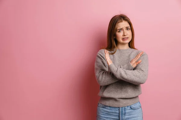 Kızıl Hoşnutsuz Kadın Pembe Arka Planda Izole Edilmiş Dur Hareketi — Stok fotoğraf