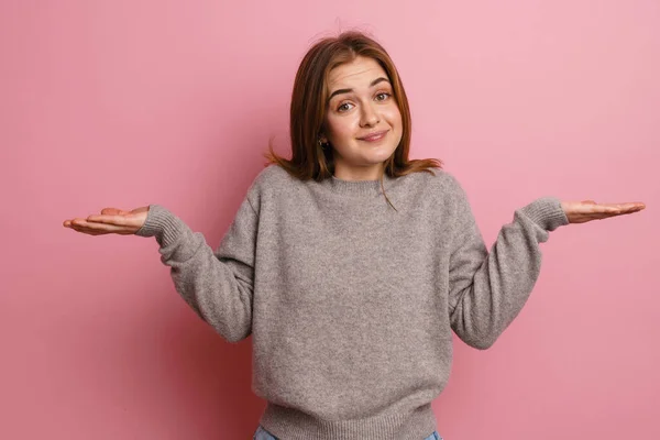 Ingwer Verwirrt Frau Blickt Kamera Während Kopierraum Isoliert Über Rosa — Stockfoto