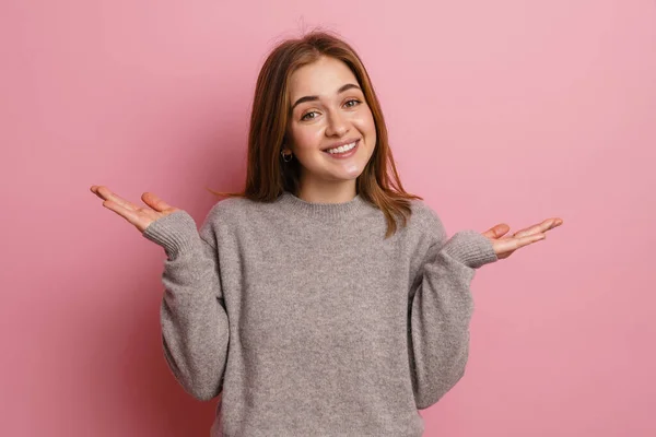 Ginger Young Happy Woman Smiling While Holding Copyspace Isolated Pink — 스톡 사진