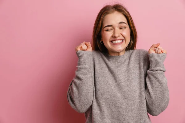 Gengibre Jovem Animado Mulher Sorrindo Fazer Gesto Vencedor Isolado Sobre — Fotografia de Stock