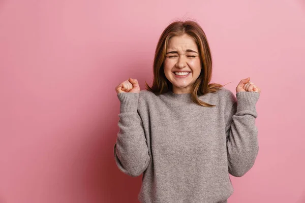 Gengibre Jovem Animado Mulher Sorrindo Fazer Gesto Vencedor Isolado Sobre — Fotografia de Stock