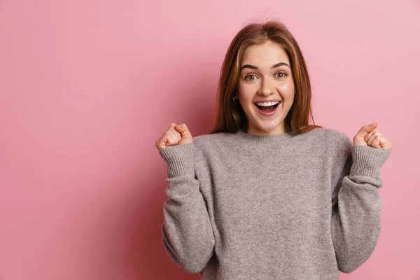 Gember Jong Opgewonden Vrouw Glimlachen Terwijl Het Maken Van Winnaar — Stockfoto