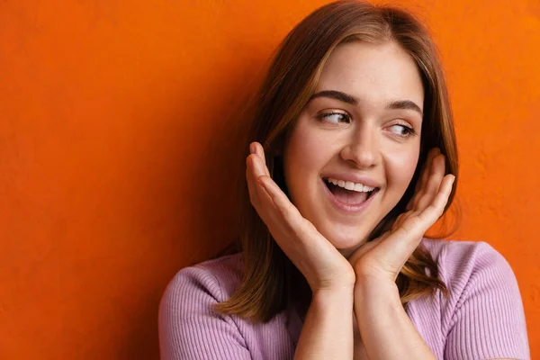 Joven Pelirroja Feliz Mujer Haciendo Gestos Sonriendo Cámara Aislada Sobre —  Fotos de Stock