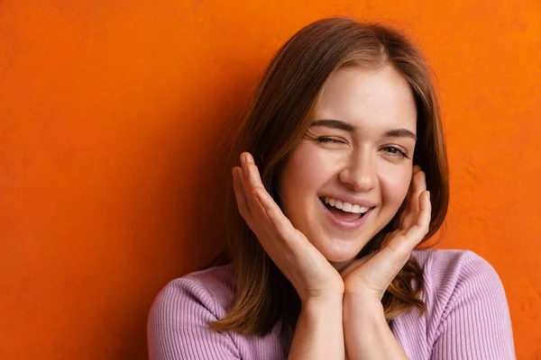 Joven Pelirroja Feliz Mujer Guiñando Ojo Sonriendo Cámara Aislada Sobre —  Fotos de Stock