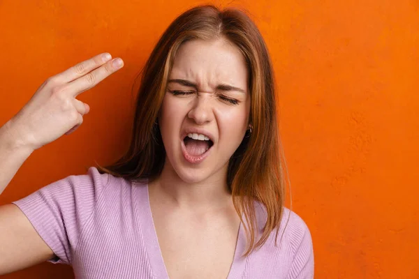 Jonge Gember Opgewonden Vrouw Maken Korte Gebaar Schreeuwen Geïsoleerd Oranje — Stockfoto