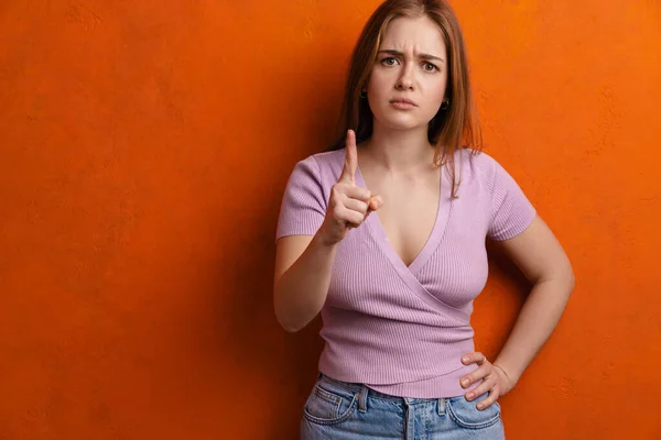 Junge Ingwerwerin Verärgert Frau Runzelt Die Stirn Und Wedelt Mit — Stockfoto