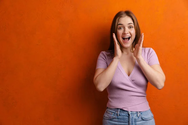 Jonge Gember Opgewonden Vrouw Kijken Schreeuwen Camera Geïsoleerd Oranje Muur — Stockfoto