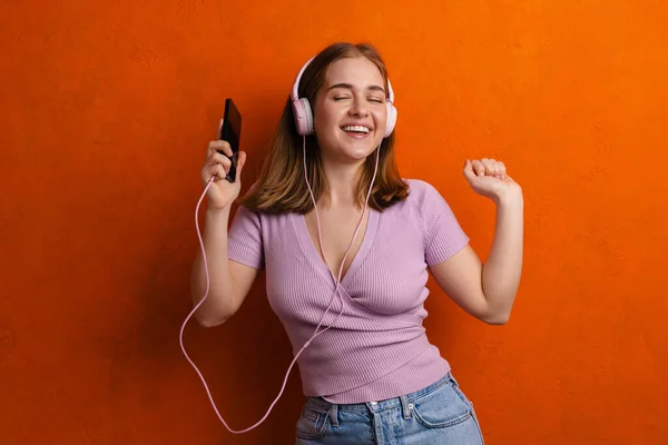 Χαρούμενη Γυναίκα Που Χορεύει Ακούγοντας Μουσική Ακουστικά Και Κινητά Που — Φωτογραφία Αρχείου