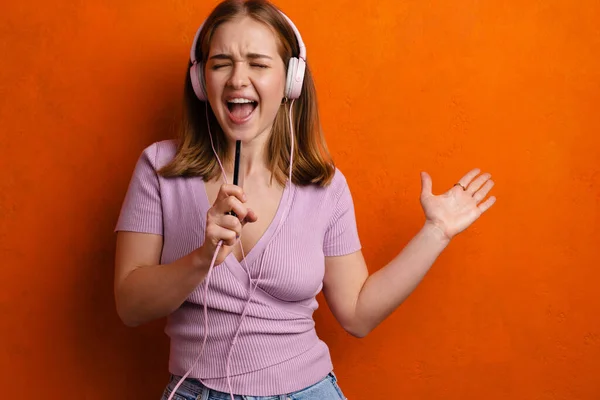 Fröhliche Frau Singt Beim Musikhören Mit Kopfhörern Und Handy Isoliert — Stockfoto