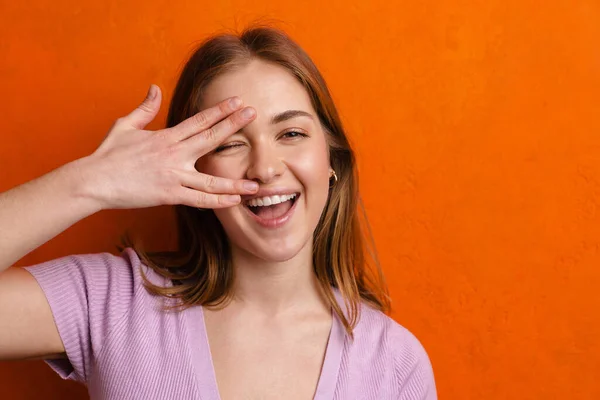 Jeune Gingembre Joyeuse Femme Clin Oeil Moquer Caméra Isolé Sur — Photo