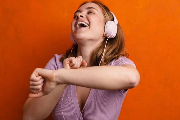 Mujer Alegre Bailando Mientras Escucha Música Con Auriculares Aislados Sobre —  Fotos de Stock