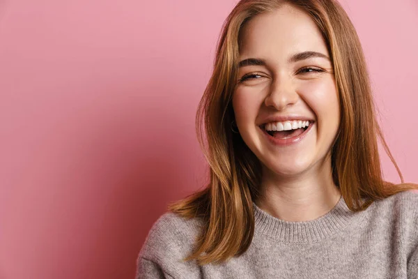 Portrét Usmívající Krásné Mladé Dívky Izolované Přes Růžové Pozadí Zblízka — Stock fotografie