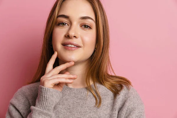 Retrato Una Joven Encantadora Atractiva Aislada Sobre Fondo Rosa — Foto de Stock