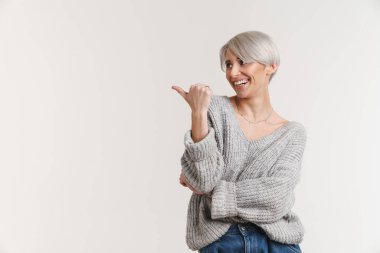 Mutlu güzel gümüş kız gülümseyen ve işaret eden beyaz arka planda izole edilmiş.