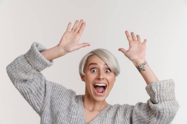 Beyaz arka planda elleri havada poz veren neşeli gümüş kız.