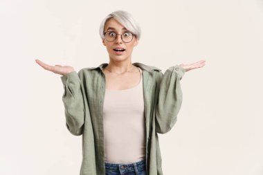 Gözlüklü, beyaz arka planda izole edilmiş kopyalama alanı tutan çok güzel, gümüş bir kız.