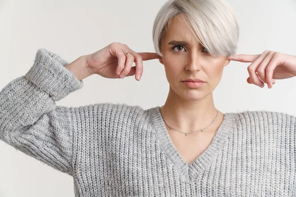 Ontevreden Zilver Meisje Plugging Haar Oren Terwijl Kijken Naar Camera — Stockfoto