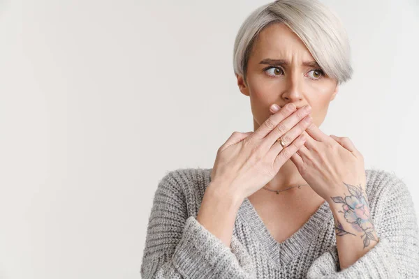 Dispiaciuto Argento Ragazza Che Copre Bocca Guardando Parte Isolato Sfondo — Foto Stock