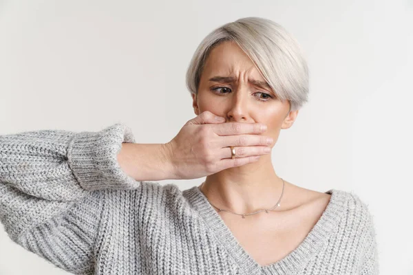 Wit Haar Ongelukkige Jonge Vrouw Bedekken Haar Mond Geïsoleerd Witte — Stockfoto