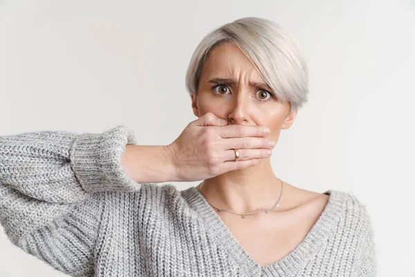 Wit Haar Geschokt Jonge Vrouw Bedekken Haar Mond Geïsoleerd Witte — Stockfoto