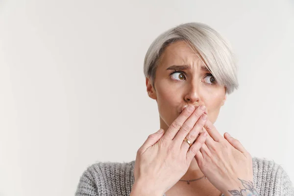 Ontevreden Zilveren Meisje Bedekken Haar Mond Kijken Opzij Geïsoleerd Witte — Stockfoto