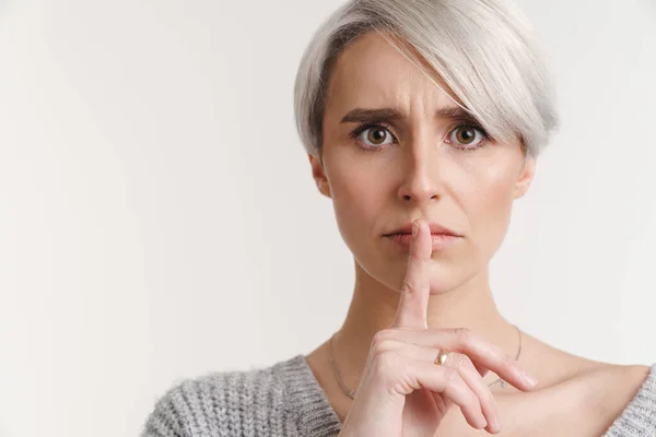 Ontevreden Mooie Zilveren Meisje Tonen Stilte Gebaar Geïsoleerd Witte Achtergrond — Stockfoto