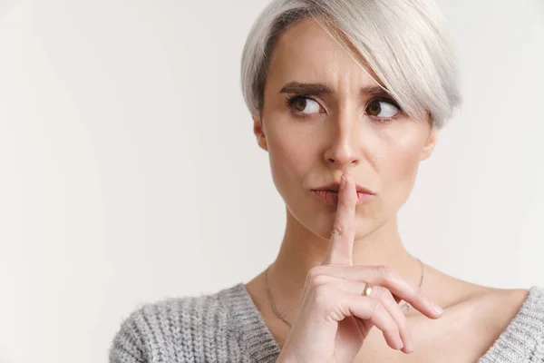 Ontevreden Mooie Zilveren Meisje Tonen Stilte Gebaar Geïsoleerd Witte Achtergrond — Stockfoto