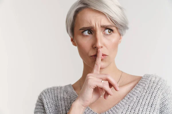 Ontevreden Mooie Zilveren Meisje Tonen Stilte Gebaar Geïsoleerd Witte Achtergrond — Stockfoto