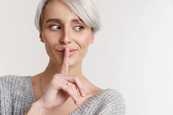 Mujer Joven Pelo Blanco Mostrando Gesto Silencio Cámara Aislada Sobre — Foto de Stock