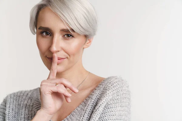 Nöjd Vacker Silver Flicka Visar Tystnad Gest Isolerad Över Vit — Stockfoto