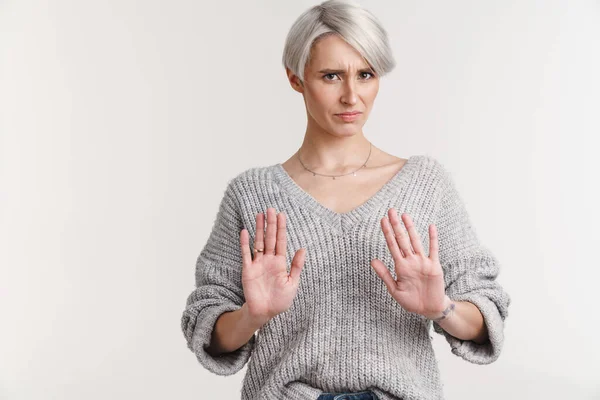 Mujer Disgustada Pelo Blanco Mostrando Gesto Parada Cámara Aislada Sobre —  Fotos de Stock