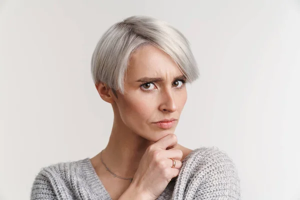 Puzzled Mooie Zilveren Meisje Poseren Kijken Naar Camera Geïsoleerd Witte — Stockfoto