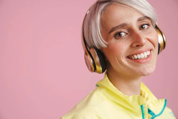 Jonge Lachende Vrouw Luisteren Muziek Met Hoofdtelefoon Geïsoleerd Paarse Achtergrond — Stockfoto
