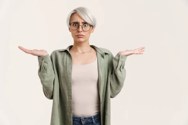 Chica Plata Hermosa Disgustado Gafas Con Copyspace Aislado Sobre Fondo — Foto de Stock