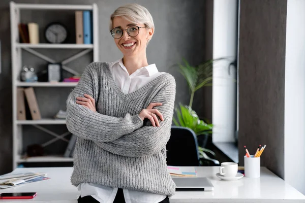 White Haired Smiling Woman Looking Camera While Standing Office — Stock Photo, Image