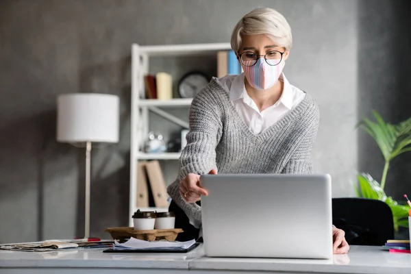 Mulher Cabelos Brancos Máscara Facial Usando Laptop Enquanto Estava Escritório — Fotografia de Stock