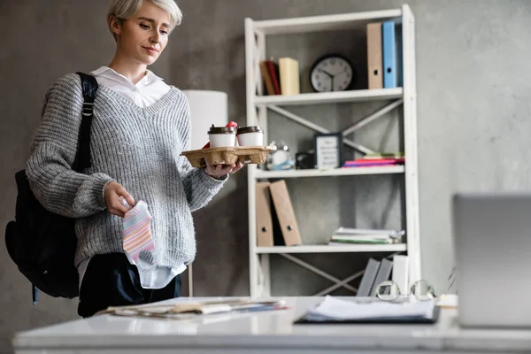 Mujer Pelo Blanco Sosteniendo Café Para Llevar Mascarilla Oficina — Foto de Stock