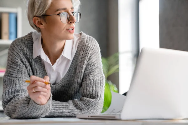 Mujer Seria Pelo Blanco Escribiendo Notas Mientras Trabaja Con Ordenador — Foto de Stock