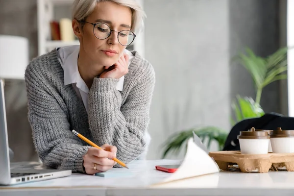 Wit Harige Serieuze Vrouw Het Schrijven Van Notities Tijdens Het — Stockfoto