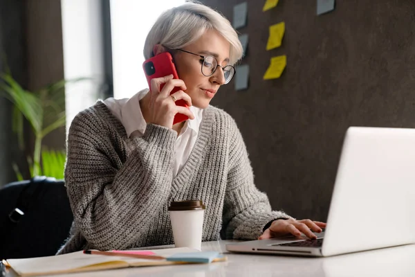 Wit Haar Gerichte Vrouw Praten Mobiele Telefoon Tijdens Het Werken — Stockfoto