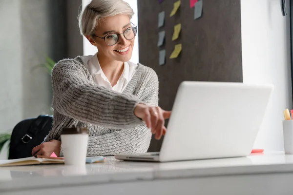 Mujer Joven Pelo Blanco Sonriendo Señalando Con Dedo Computadora Portátil — Foto de Stock