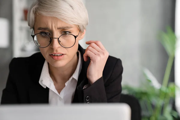 Weißhaarige Verwirrte Frau Arbeitet Mit Laptop Während Sie Büro Tisch — Stockfoto